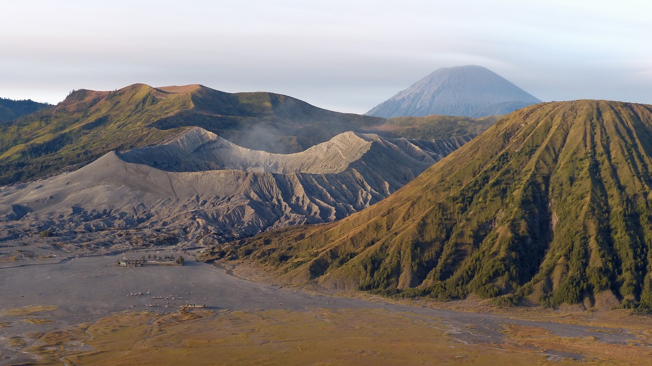 印尼伊布火山喷发，自然的力量与人类的应对