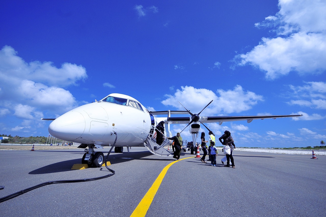 以军战机空袭黎巴嫩多地，停火协议面临考验|界面新闻 · 快讯